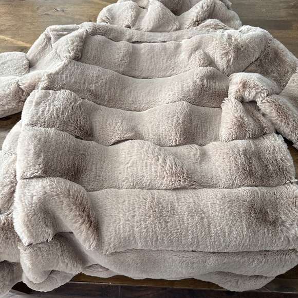 BCBGMAXAZRIA Faux Fur Long Coat – Size M - Picture 4 of 4